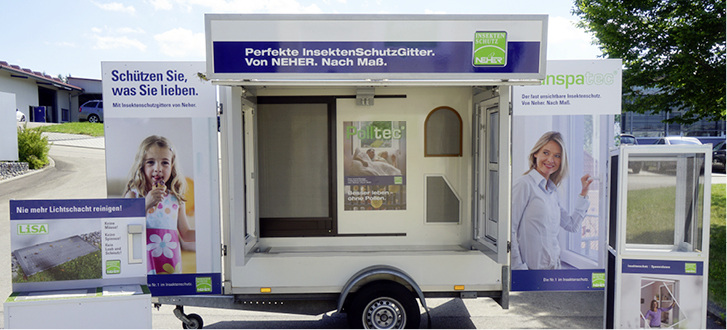 



Kompakt und durchdacht ist der Anhänger, den Kunden leihen oder erwerben können, um für den Zusatznutzen am Fenster, den Insektenschutz, passend zu werben.
