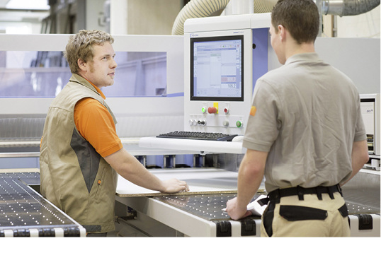 
Um den Bedarf an gut qualifizierten Mitarbeitern decken zu können, wird die Bedeutung der beruflichen Weiterbildung im Tischlerhandwerk zunehmen.



