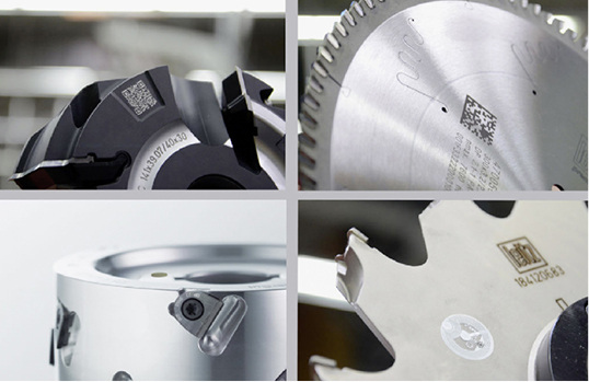 
Werkzeug mit QR Code (oben links), DataMatrix Code (oben rechts), Werkzeug mit RFID Chip (unten links) und NFC Chip.



