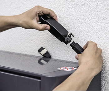 



 Der Zwischenstecker protect bietet eine einfache und kostengünstige Nachrüstung der Sonnenschutzanlagen mit sehr geringem Installationsaufwand.
