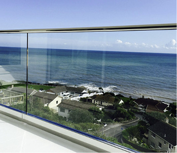 
Das Taper-Loc-Glasgeländer lässt sich mithilfe eines Montagewerkzeugs schneller und sicherer montieren.



