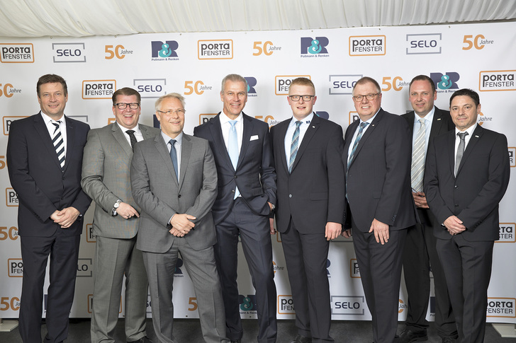 Dr. Peter Mrosik, Geschäftsführender Gesellschafter von profine, bedankte sich bei den Geschäftsführern der Partnerfirmen für ihre Treue. V. l. n. r.: Frank Eigenrauch (profine), Stefan Diekmann (Porta Fenster), Rainer Seburger (Selo Fensterbau), Dr. Peter Mrosik, Heiner und Meenke Pollmann (beide Pollmann & Renken), Daniel Marquardt, Dietmar Skupin (beide profine).