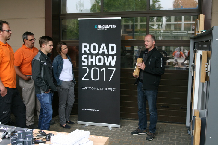Andreas Westlinning (r.) konnte den Mitarbeitern der Firma Köster viel zeigen und erklären.