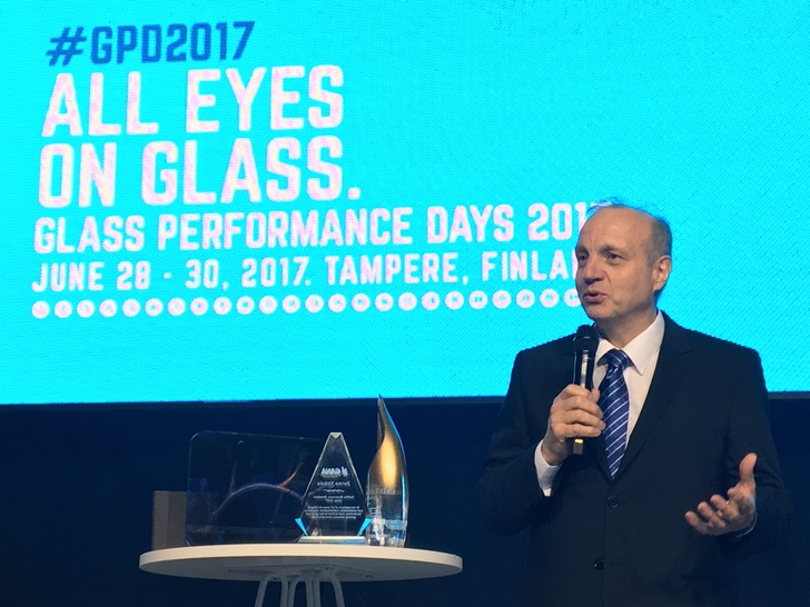 Jorma Vitkala der Erfinder der Glass Performance Days bei der Eröffnung der GPD 2017 - © Matthias Rehberger, GLASWELT
