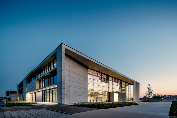 Den Machern von Solarlux ist mit der Firmenzentrale mit ihren Büros und Produktionsstätten ein Industriebau gelungen, der Maßstäbe setzt.