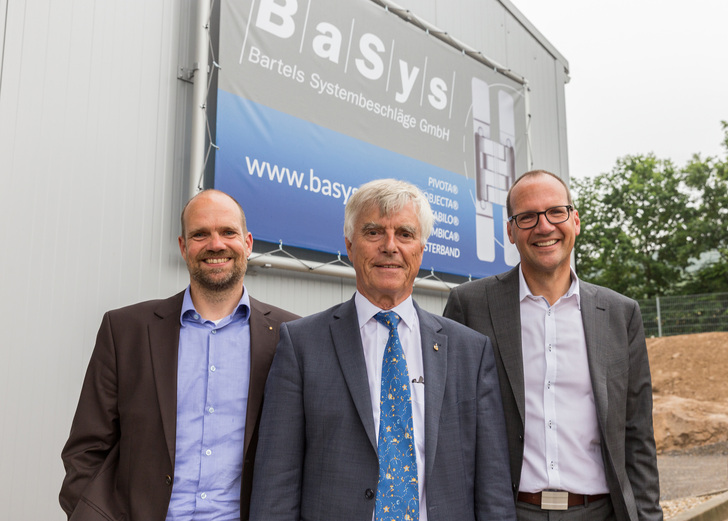 Jürgen (l.) und Albert Bartels (r.), Geschäftsführer von BaSys, begrüßten zur Einweihung ihrer neuen Fertigungshalle den Astronauten Dr. Ulf Merbold. - © Annika Reipke
