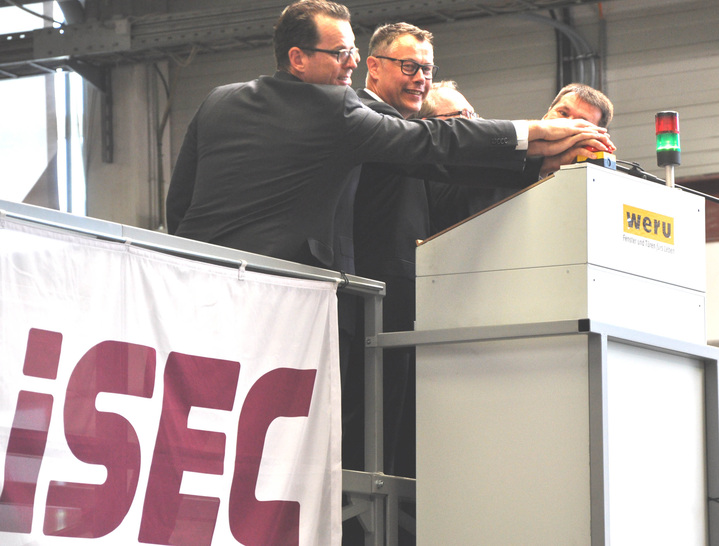 Nach rund sechs Monaten Montage ist es geschafft und die neue ISO-Anlage wurde offiziell in Betrieb genommen.