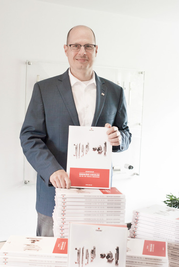 Der geschäftsführende Gesellschafter Volker Kirchberg präsentiert den neuen Katalog. - © Deni
