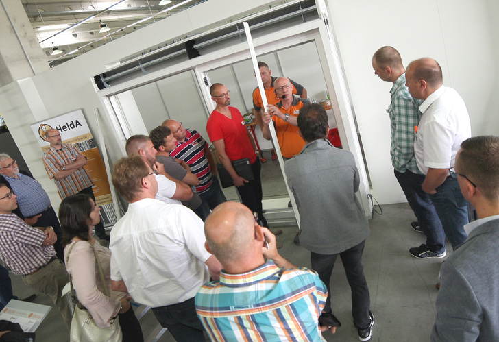 Im Mittelpunkt der Aufmerksamkeit standen deshalb auch die Live-Montagen, die das HeldA-Montageteam, angeführt vom Geschäftsführer Peter Luft, anhand eines Ventana-Bauelementes im Profil PremiDoor 76 durchführte.