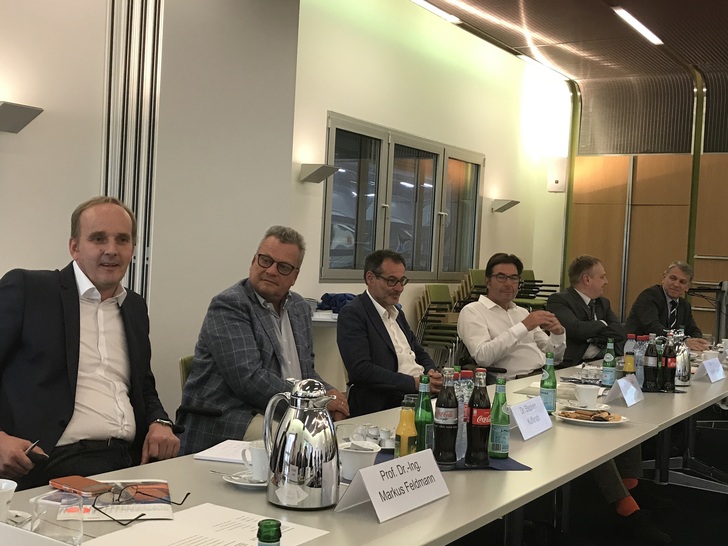 Mit dem Leiter des Instituts für Stahlbau der RWTH Aachen, Prof. Dr.-Ing. Feldmann und anderen hochkarätigen Teilnehmern wurde sehr interessant diskutiert.