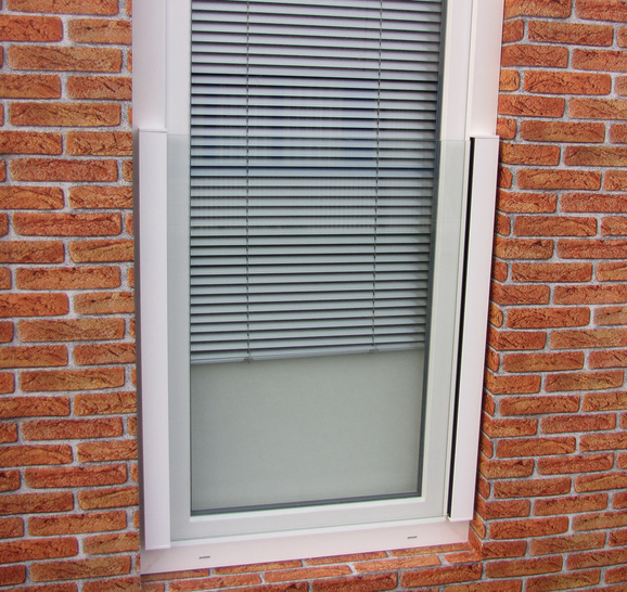 Mit ewisa | easy window safe kommt eine neue Absturzsicherung für französische Balkone auf den Markt, die ohne einen Handlauf auskommt.