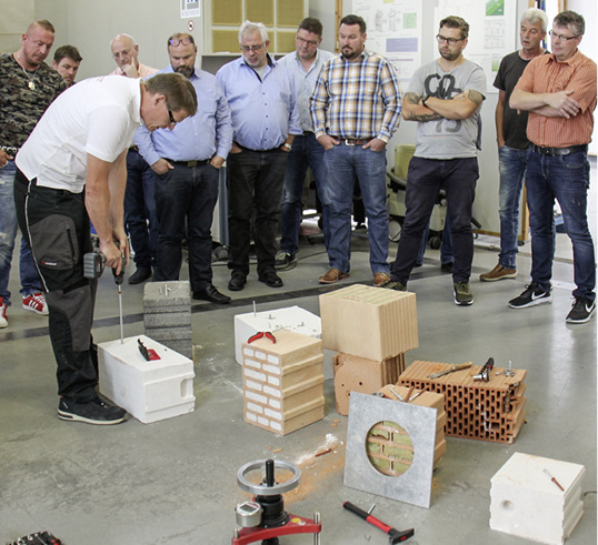 



Dr. Künzeln (Würth) demonstriert im ift Montageseminar die geringe Schraubenfestigkeit bei hochwärmedämmenden Ziegeln. 
