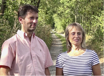 



Holzfenster haben den Vorteil, dass sie nicht aus Kunststoff sind, so eine Aussage eines Fensterbauers im Film.
