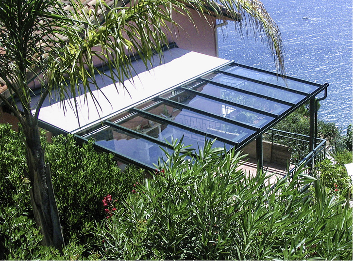 



Aufglas-Markisen sind der Klassiker, wenn es um die Beschattung von Glasdächern geht. Mit ihrer Anordnung über dem Glas bieten sie den bestmöglichen Schutz vor der Aufheizung des überdachten Terrassenplatzes.
