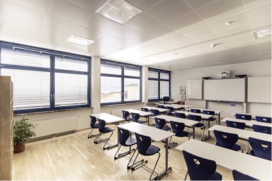 



Behanghöhe und Lichteinstellungen lassen sich uber elektrische Systeme steuern.
