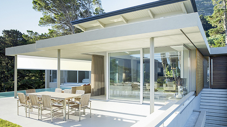 



Mit seinen selbsttragenden Kasten- und Führungsschienensystemen können ZIP-Anlagen an so ziemlich jeder Holz-, Stahl- oder Deckenkonstruktion auf der Terrasse befestigt werden und dabei Sicht-, Sonnen- und Wetterschutz bieten.
