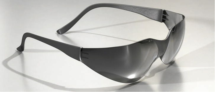 <p>
</p>

<p>
Sonnenbrillen, die bei der Arbeit getragen werden, müssen für den gewerblichen Bereich geeignet und nach DIN EN 166 bzw. DIN EN 172 gefertigt sein. Infos findet man in der UVV „Grundsätze der Prävention“ BGV A1.
</p> - © Foto: BG BAU


