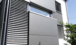 



Außenraffstores sind effiziente Helfer, die vor Blendungen sowie dem Aufwärmen von Räumen schützen und gleichzeitig Energielasten vermindern. 
