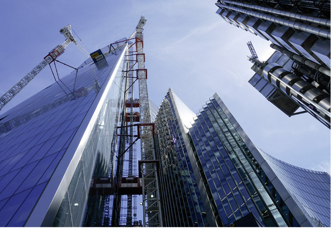 <p>

Blick auf die Skyline der Londoner City, im Herzen der Weltmetropole. Links im Bild ist der Turm des neuen Leadenhall Buildings zu sehen, an dem aktuell noch Bauarbeiten durchgeführt werden. 

</p> - © Matthias Rehberger / GLASWELT
