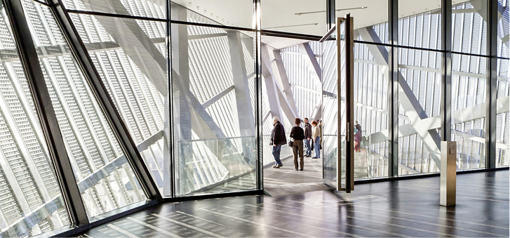 



Für steigende Sicherheitsanforderungen hat Vetrotech Saint-Gobain die neuen Polygard Attack-Gläser in Übergrößen entwickelt, die jetzt in Abmessungen bis 2000 × 3000 mm und 2000 × 3700 mm erhältlich sind. Die Kombination aus Glas und Polycarbonat sei bei identischen Sicherheiteigenschaften deutlich leichter und dünner als klassisches VSG. Das Glas ist mit einer Polycarbonat (PC)-Schicht zwischen dem Glas versehen. Bei 15 mm Dicke wiegt Polygard Attack nur 28 kg/m
2
. Es sei nach DIN EN 356 geprüft sowie nach EN 12543-1.
