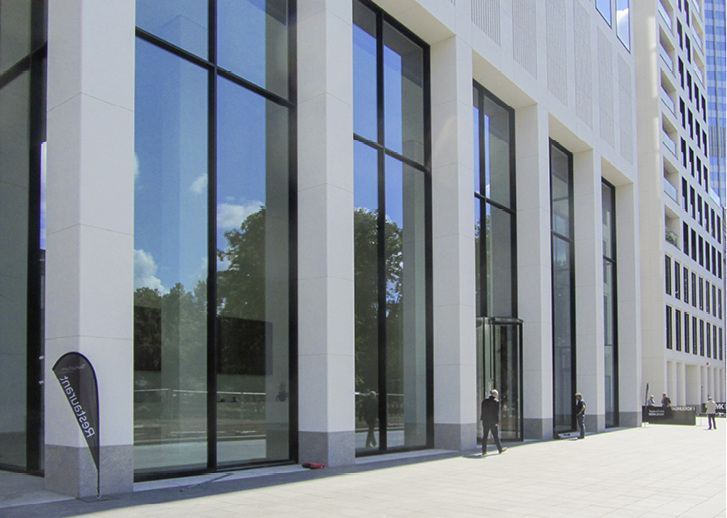 



Im mehrstöckigen Foyer des „Taunusturms“ in Frankfurt wurden 8259 × 2200 mm große Gläser von AGC Interpane, Typ ipasol neutral 70/39, verbaut. Planung und Bemessung übernahm dabei das Interpane Beratungscenter.
