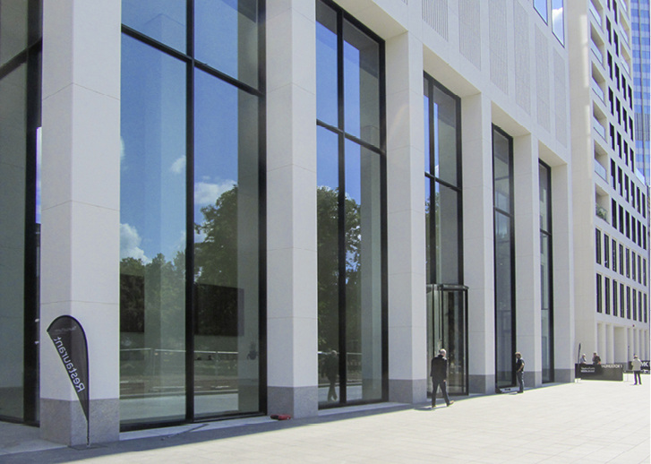 <p>
</p>

<p>
Im mehrstöckigen Foyer des „Taunusturms“ in Frankfurt wurden 8259 × 2200 mm große Gläser von AGC Interpane, Typ ipasol neutral 70/39, verbaut. Planung und Bemessung übernahm dabei das Interpane Beratungscenter.
</p> - © Fotos: AGC Interpane

