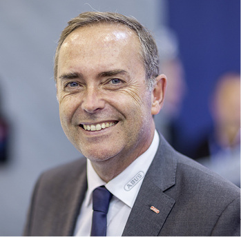 



Marketingdirektor Michael Bräuer bietet einen bunten Strauß an Werbemitteln. 
