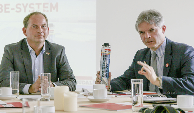 <p>
Harald Lüdtke (l.), Geschäftsführer Soudal Deutschland, und Luc Thys, Presse- und Marketingdirektor des Gesamtunternehmens
</p>

<p>
</p> - © Foto: Camillo Kluge/GLASWELT

