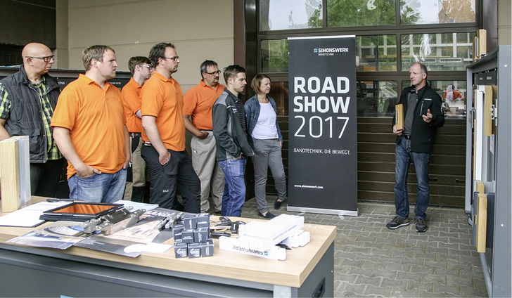 



Andreas Westlinning (r.) steht den Mitarbeitern von Köster Möbelwerkstätten Rede und Antwort.
