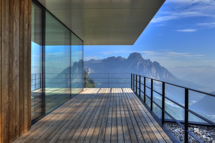 Die Glas-Aluminium-Fenster der Piz Boè Alpine Lounge bieten Wärmeschutz und Energieeffizienz, wobei sie hohen Wind- und Schneelasten sowie thermischen Beanspruchungen widerstehen.