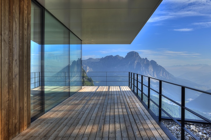 Die Glas-Aluminium-Fenster der Piz Boè Alpine Lounge bieten Wärmeschutz und Energieeffizienz, wobei sie hohen Wind- und Schneelasten sowie thermischen Beanspruchungen widerstehen. - © Roberto Grigis, Arnold Ritter
