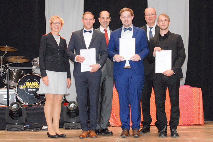 Die Absolventen und ihre Gratulanten (v. l.): Susanna Prasuhn (HSW-Vize-Präsidentin), Robert Glenewinkel (Absolvent), Prof. Dr. Jörg Schulte (HSW-Vize-Präsident), Benedict Jilg (Absolvent), Rudolf Bandick (HSW- Trägervereins) und Thomas Schwarz (Absolvent)