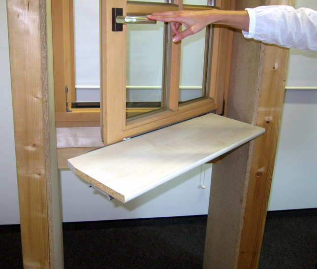 Beim Öffnen des Fensters schiebt sich das Fensterbrett über die Führungsschiene nach vorne - ohne an der Laibung der Anschlagseite zu reiben.