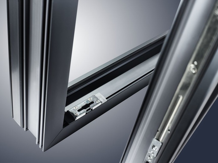 Das neue Trägermaterial Grau eignet sich auch für die Oberflächenveredelung Veka Spectral sowie für weitere Dekorfolien in Anthrazit oder Grau.