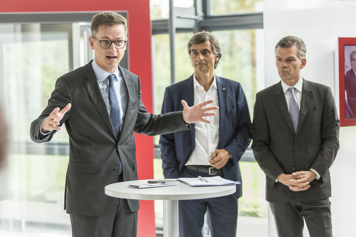 Carsten Linnemann bei seiner Rede, außerdem Dirk Seitz und Ingo Wellenreuther - © aluplast
