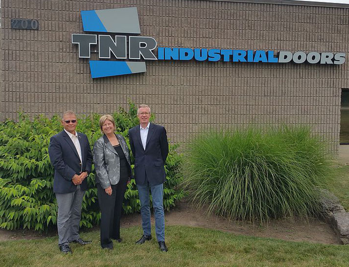 Christoph Hörmann, persönlich haftender Gesellschafter der Hörmann Gruppe (r.), Cathy Buckingham, Geschäftsführerin TNR Industrial Doors Inc. (Mitte), und Dr. Mark Haley, Geschäftsführer Hörmann
