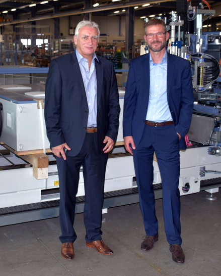 Andreas Klein (r.) und Hans-Werner Wehr beim Rundgang durch die Produktion.