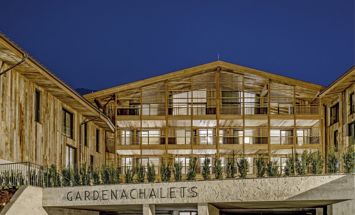 



Holz und Naturstein prägen das Äußere des Feriendomizils in St. Ulrich.
