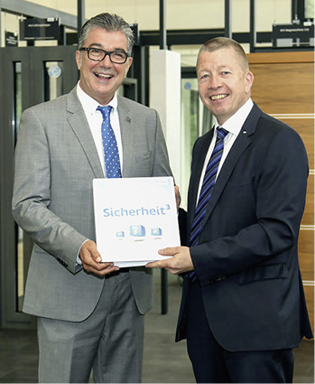 



Helmut Meeth (l.), Geschäftsleitung Helmut Meeth GmbH & Co. KG, und Wieland Frank, geschäftsführender Gesellschafter von Siegenia, bei der Übergabe des neuen Systemsicherheitshandbuchs für RC3.
