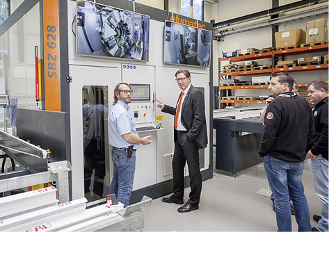 



Ralf Haspel (Mitte, mit orangefarbener Krawatte) demonstrierte auf den letzten TechDays die neue SBZ 628.
