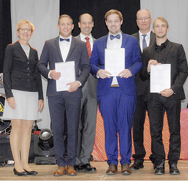 



Die private Hochschule aus Hameln bietet seit Kurzem den Bachelor-Studiengang Wirtschaftsingenieurwesen mit der Fachrichtung Glastechnik an. Jetzt haben dort die ersten Glas-Ingenieure ihr Studium mit dem Abschluss „Bachelor of Engineering“ an der Hochschule erfolgreich beendet. Hier im Bild die Absolventen und ihre Gratulanten (v. l.): Susanna Prasuhn (HSW-Vize-Präsidentin), Robert Glenewinkel (Absolvent), Prof. Dr. Jörg Schulte (HSW-Vize-Präsident), Benedict Jilg (Absolvent), Rudolf Bandick (HSW- Trägerverein) und Thomas Schwarz (Absolvent) 
