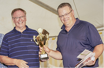 
Jean-Luc Sarter überreicht Markus Gruber den Somfy-Wanderpokal.



