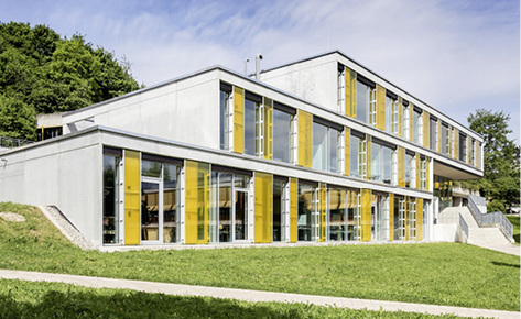 



Die gelben Fassaden-Glaselemente …
