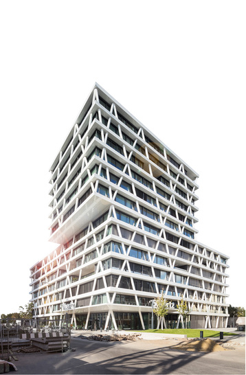 



Mehr als 1000 motorbetriebene, windstabile Raffstoren mit 93 mm Abdunkelungslamellen und Schienenführung kommen zum Einsatz.
