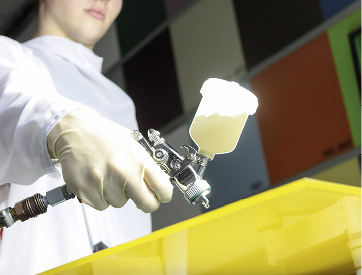 



Design-Gläser sind weiter auf dem Vormarsch, auch farbige Gläser. Hierfür rundet eine eigene Lackiererei das Angebot des Glaszentrums Dortmund ab. 
