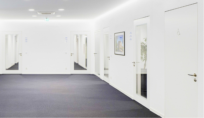 <p>
Die Büroräume der Thor GmbH sind mit Türen ausgestattet, die flächenbündig in der Wand sitzen. 
</p>

<p>
</p> - © Bilder: Barbara Burg + Oliver Schuh, Palladium Photodesign

