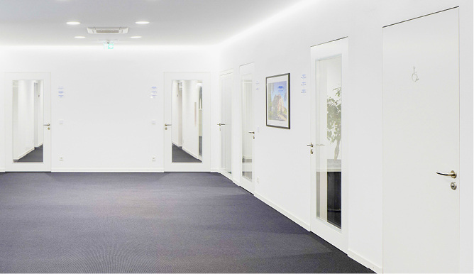 
Die Büroräume der Thor GmbH sind mit Türen ausgestattet, die flächenbündig in der Wand sitzen. 



