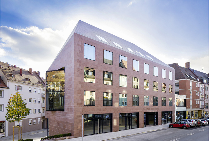 



Auch eine Fassade, die mit dem Gutmann-PR-System abgewickelt werden konnte: Die Sebald Kontore inmitten der Nürnberger Altstadt.
