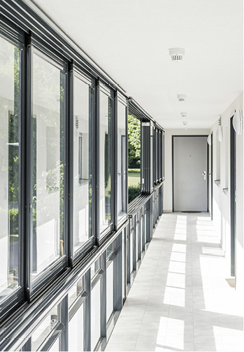 



Das Verglasungssystem für Laubengänge eignet sich nicht nur zur Aufwertung von Bestandsimmobilien, sondern auch für den Neubau.
