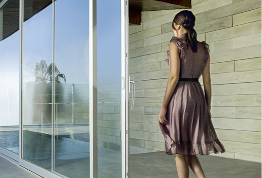 
Mit dem Beschlagprogramm „Roto Patio Lift“ fertigen Aluminiumfensterhersteller langlebige und komfortable Hebeschiebetüren.



